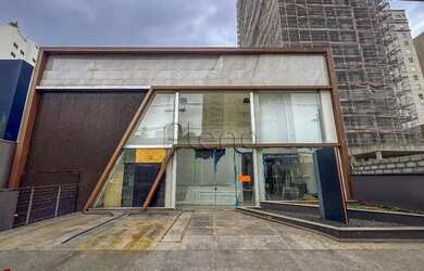 Imagem: O depósito possui 5 Vagas na garagem, 455m² de Área e está