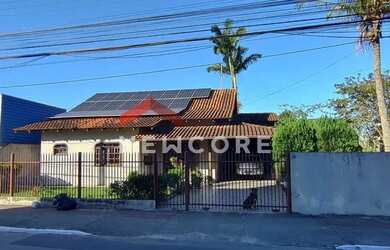 Imagem: A casa possui 3 Dormitórios, 3 Banheiros, 2 Vagas na garagem