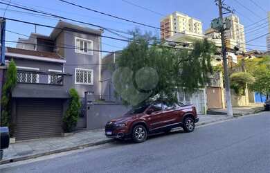 Imagem: A casa possui 3 Dormitórios, 3 Banheiros, 1 Vaga na garagem
