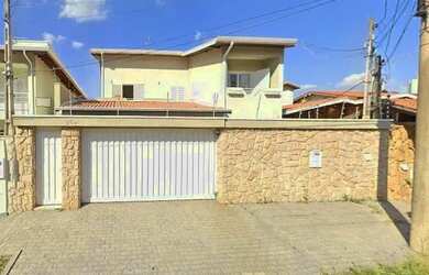 Imagem: A casa possui 4 Dormitórios, 5 Banheiros, 5 Vagas na garagem