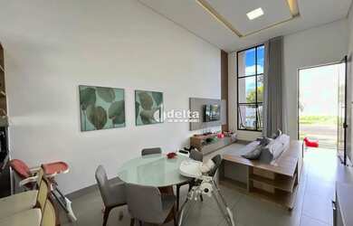 Imagem: A casa em condomínio possui 3 Dormitórios, 4 Banheiros, 2