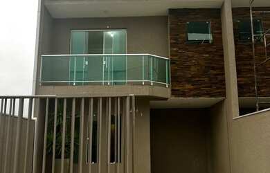 Imagem: A casa possui 3 Dormitórios, 2 Banheiros, 1 Vaga na garagem