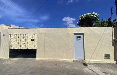 Imagem: A casa possui 2 Dormitórios, 1 Banheiro, 1 Vaga na garagem