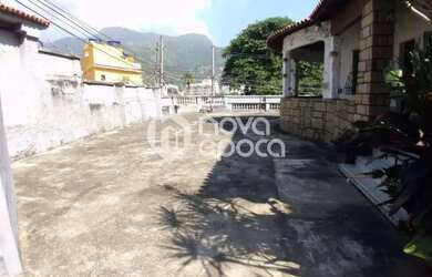 Imagem: A casa possui 3 Dormitórios, 5 Banheiros, 4 Vagas na garagem