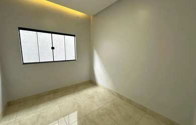 Imagem: A casa possui 3 Dormitórios, 2 Banheiros, 2 Vagas na garagem