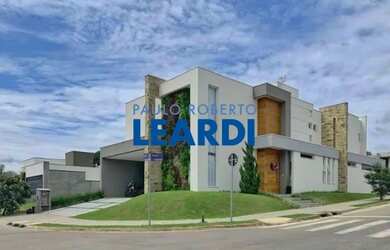 Imagem: A casa em condomínio possui 4 Dormitórios, 5 Banheiros, 4