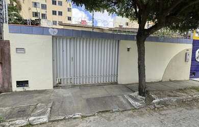 Imagem: A casa à venda possui 3 Dormitórios, 2 Banheiros, 2 Vagas