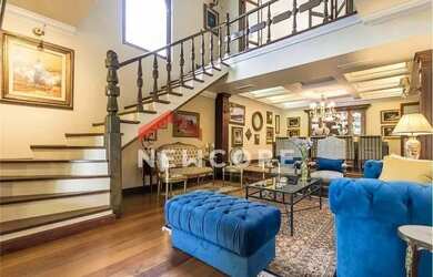 Imagem: A casa possui 4 Dormitórios, 5 Banheiros, 4 Vagas na garagem