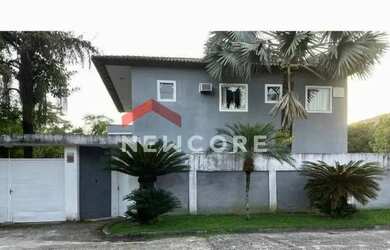 Imagem: A casa em condomínio possui 5 Dormitórios, 5 Banheiros, 4