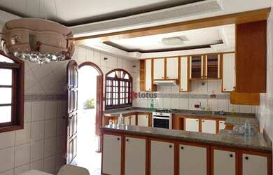 Imagem: A casa possui 3 Dormitórios, 3 Banheiros, 4 Vagas na garagem