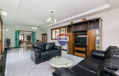 Imagem: A casa possui 5 Dormitórios, 3 Banheiros, 5 Vagas na garagem