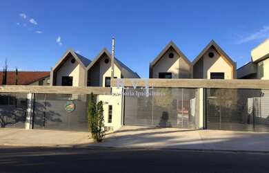 Imagem: A casa possui 2 Dormitórios, 3 Banheiros, 2 Vagas na garagem