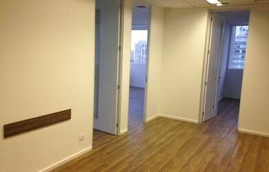 Imagem: O depósito possui 5 Vagas na garagem e 246m² de Área e está