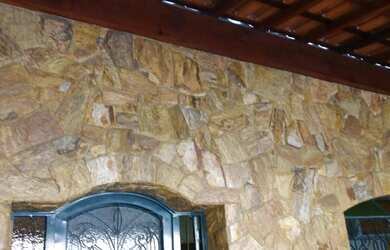 Imagem: A casa possui 4 Dormitórios, 3 Banheiros, 2 Vagas na garagem