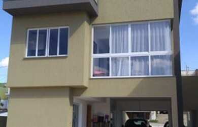 Imagem: A casa em condomínio possui 3 Dormitórios, 2 Banheiros, 2