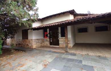 Imagem: A casa possui 4 Dormitórios, 3 Banheiros, 5 Vagas na garagem