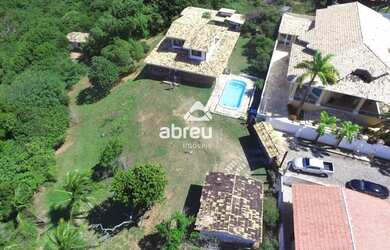 Imagem: A casa possui 4 Dormitórios, 3 Banheiros, 2 Vagas na garagem