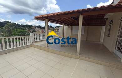 Imagem: A casa possui 3 Dormitórios, 2 Banheiros, 3 Vagas na garagem