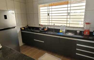 Imagem: A casa possui 1 Dormitório, 1 Banheiro, 3 Vagas na garagem