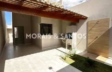 Imagem: A casa possui 3 Dormitórios, 1 Banheiro, 2 Vagas na garagem