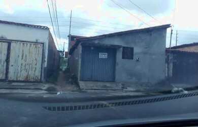 Imagem: A casa possui 2 Dormitórios, 1 Banheiro, 1 Vaga na garagem