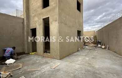 Imagem: A casa possui 2 Dormitórios, 2 Banheiros, 2 Vagas na garagem