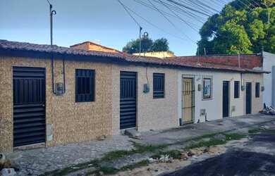 Imagem: A casa possui 1 Dormitório, 1 Banheiro, 1 Vaga na garagem