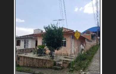 Imagem: A casa possui 3 Dormitórios, 1 Banheiro, 1 Vaga na garagem