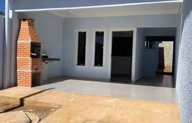 Imagem: A casa possui 2 Dormitórios, 2 Banheiros, 2 Vagas na garagem