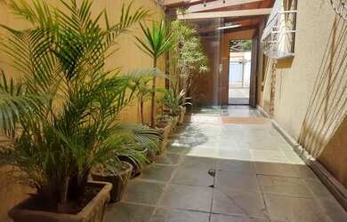 Imagem: O apartamento possui 3 Dormitórios, 1 Banheiro, 2 Vagas na