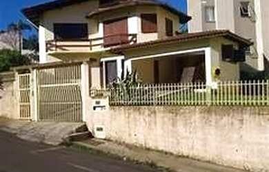 Imagem: A casa possui 3 Dormitórios, 3 Banheiros, 2 Vagas na garagem