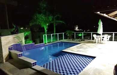 Imagem: A casa possui 4 Dormitórios, 5 Vagas na garagem e está localizado