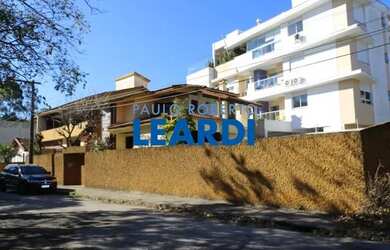 Imagem: A casa possui 4 Dormitórios, 2 Banheiros, 3 Vagas na garagem