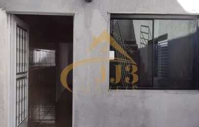 Imagem: A casa possui 1 Dormitório, 1 Banheiro, 1 Vaga na garagem