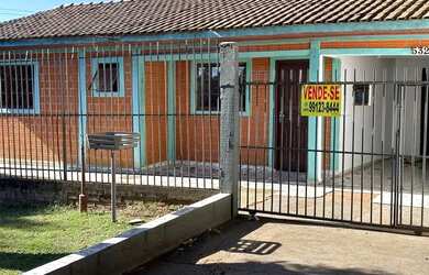 Imagem: A casa possui 3 Dormitórios, 1 Banheiro, 2 Vagas na garagem