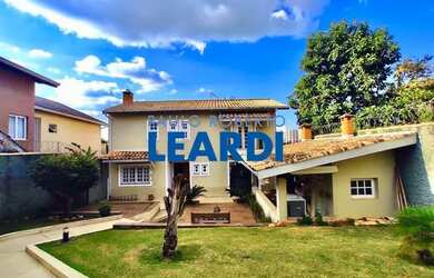 Imagem: A casa possui 3 Dormitórios, 3 Banheiros, 2 Vagas na garagem