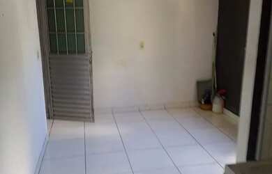 Imagem: A casa possui 1 Dormitório, 1 Banheiro e está localizado