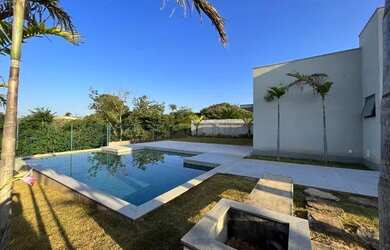 Imagem: A casa em condomínio possui 4 Dormitórios, 2 Banheiros, 5