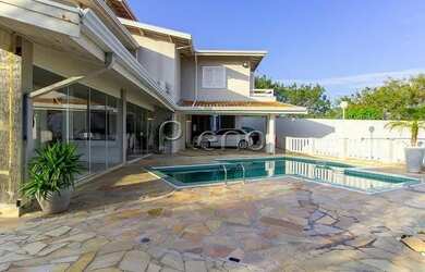 Imagem: A casa possui 3 Dormitórios, 3 Banheiros, 5 Vagas na garagem