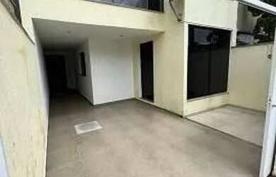 Imagem: A casa possui 3 Dormitórios, 3 Banheiros, 1 Vaga na garagem