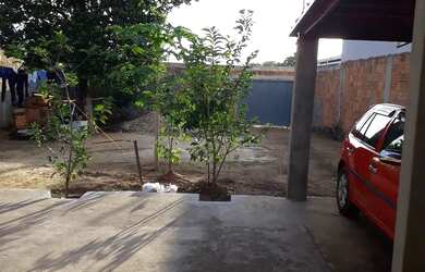 Imagem: A casa possui 2 Dormitórios, 1 Banheiro e 2 Vagas na garagem