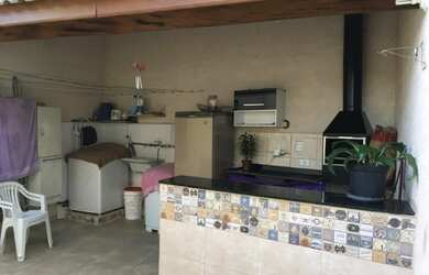 Imagem: A casa possui 4 Dormitórios, 3 Banheiros, 2 Vagas na garagem