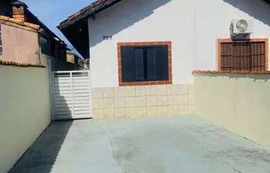 Imagem: A casa possui 4 Dormitórios, 4 Banheiros, 5 Vagas na garagem