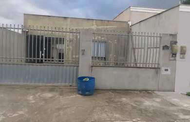 Imagem: A casa possui 2 Dormitórios, 1 Banheiro, 1 Vaga na garagem