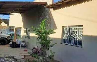 Imagem: A casa possui 3 Dormitórios, 3 Banheiros, 3 Vagas na garagem