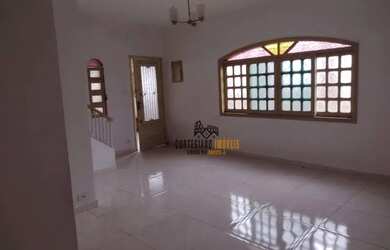 Imagem: A casa possui 3 Dormitórios, 2 Banheiros, 3 Vagas na garagem