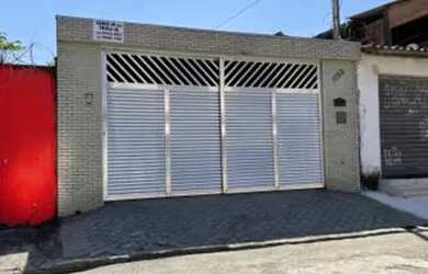 Imagem: A casa possui 3 Dormitórios, 2 Banheiros, 2 Vagas na garagem