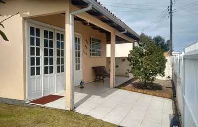 Imagem: A casa possui 2 Dormitórios, 1 Banheiro, 2 Vagas na garagem