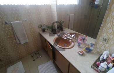 Imagem: A casa possui 3 Dormitórios, 3 Banheiros, 2 Vagas na garagem