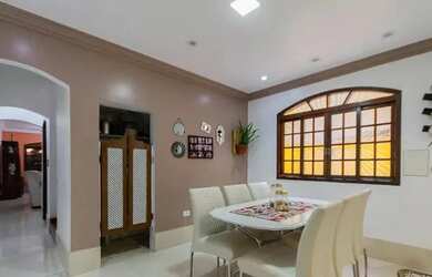 Imagem: A casa possui 4 Dormitórios, 4 Banheiros, 2 Vagas na garagem